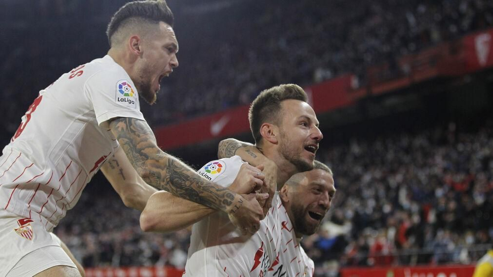 Los dos héroes del gol, Rakitic y Ocampos, en el 1-0 junto al Papu Gómez.