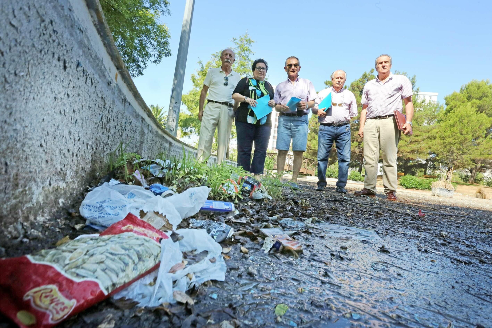 Miembros de la federación Solidaridad y de la asociación vecinal de La Plata, en la zona del estanque lleno de basura.