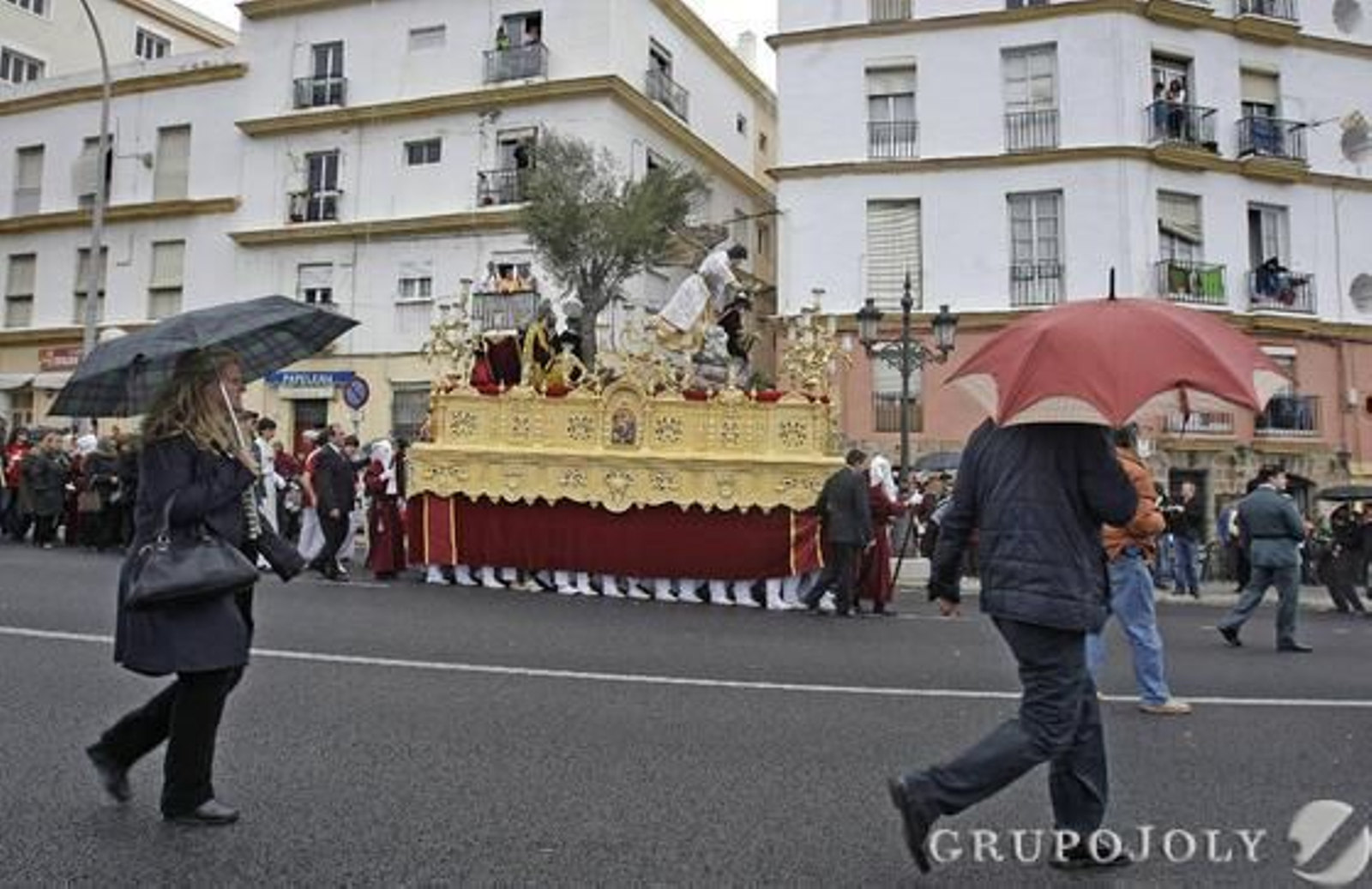 La Oración en el Huerto sale pero se ve obligada a volver a su templo a causa de la lluvia.

Foto: Julio Gonzalez