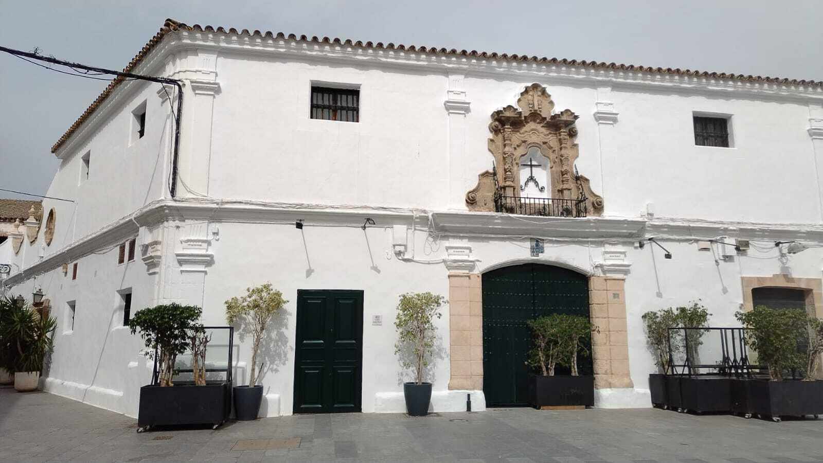 La intervención no ha servido para resaltar los valiosos elementos de piedra de las fachadas del histórico edificio.