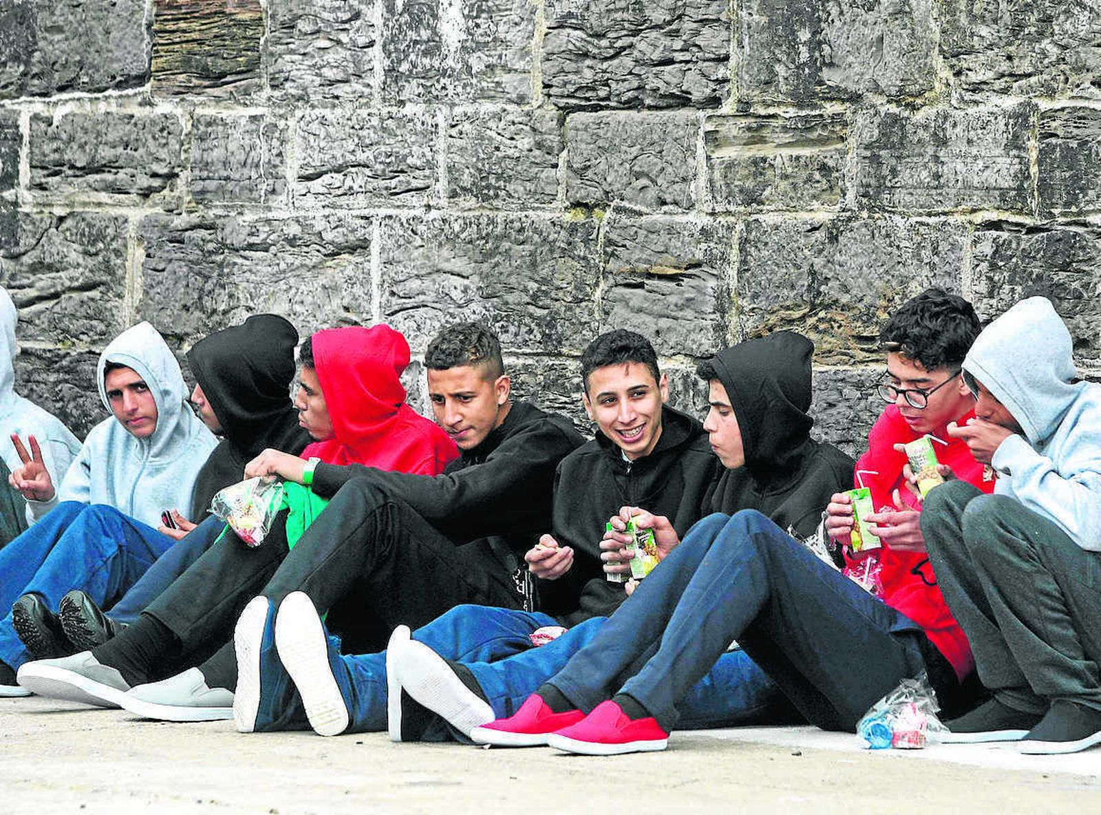 Varios menores en el Puerto de Tarifa tras ser rescatados de una patera.