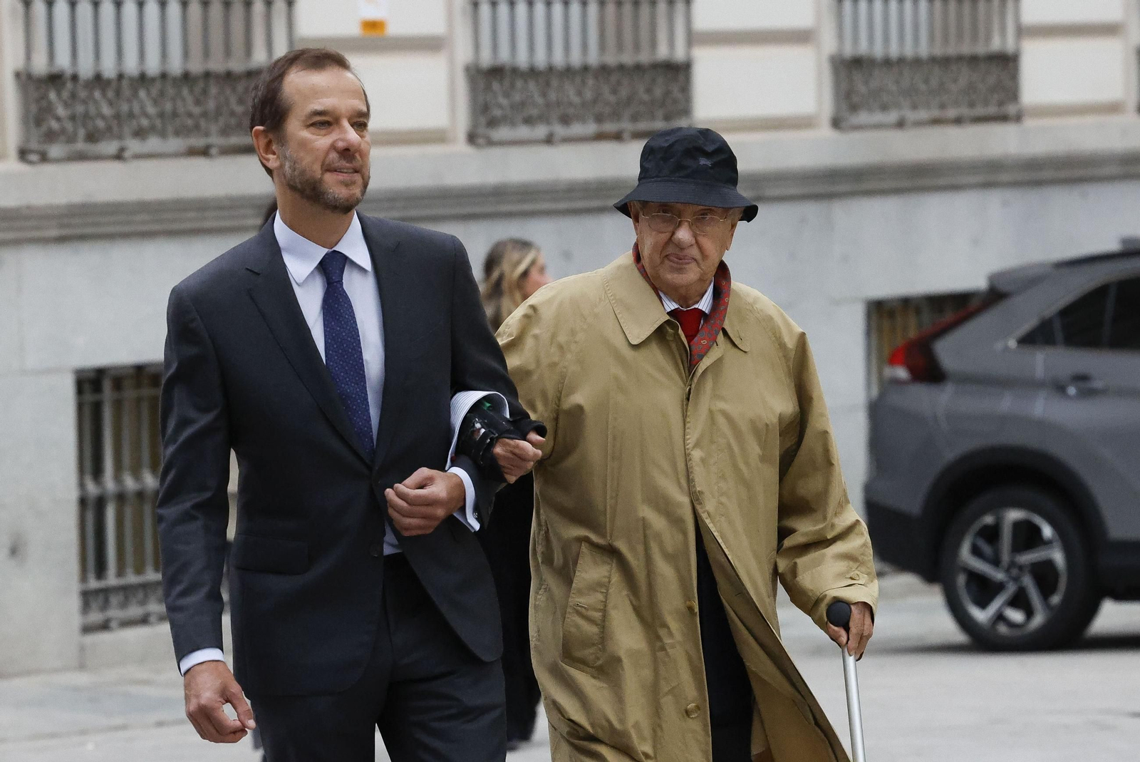 El ex embajador Raúl Morodo y su hijo, a la llegada al juicio por fraude fiscal en la Audiencia Nacional.