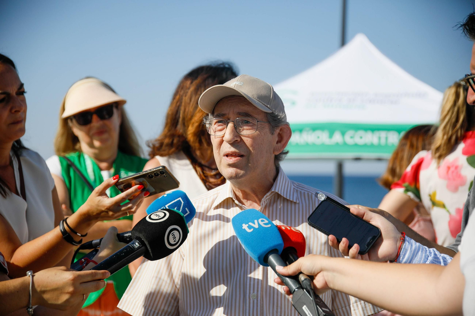 Las imágenes de la carpa informativa sobre prevención del cáncer de piel en Almería