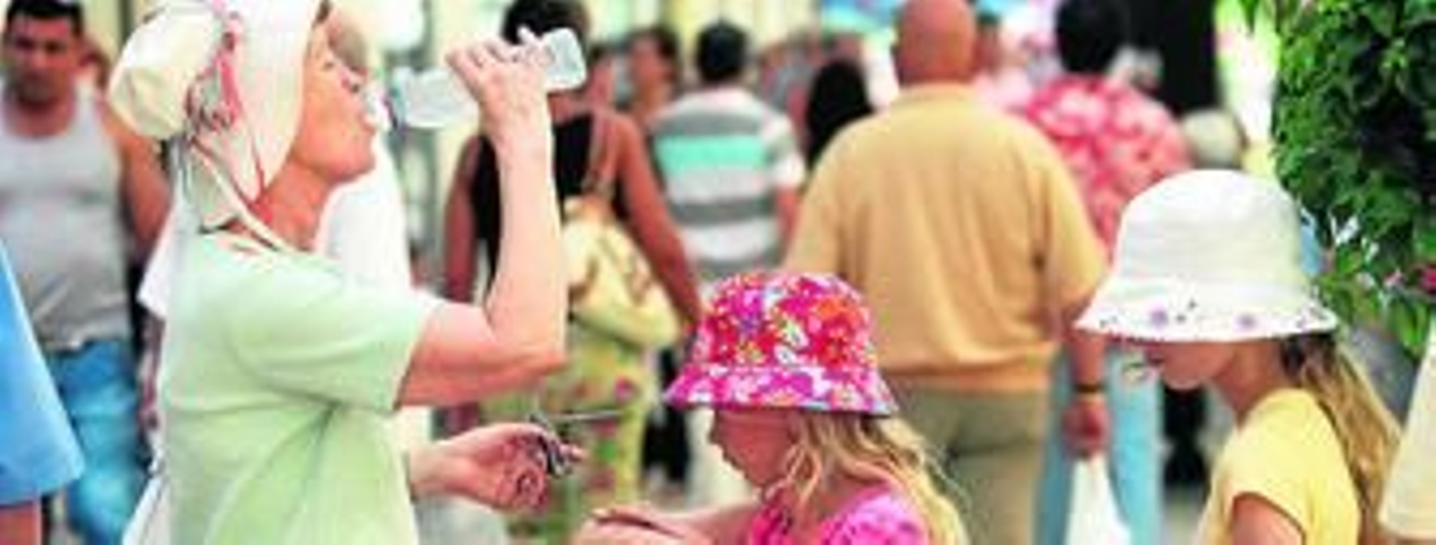 Beber mucho líquido es una de las mejores opciones para combatir el calor y, por supuesto, el sombrero.