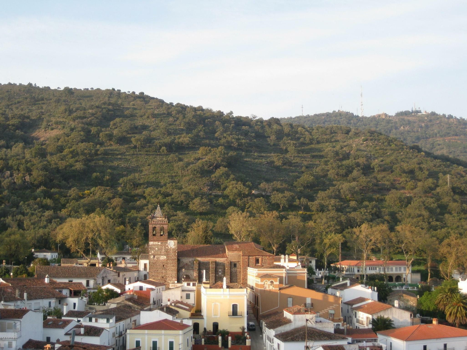 Vista de Almonaster la Real.