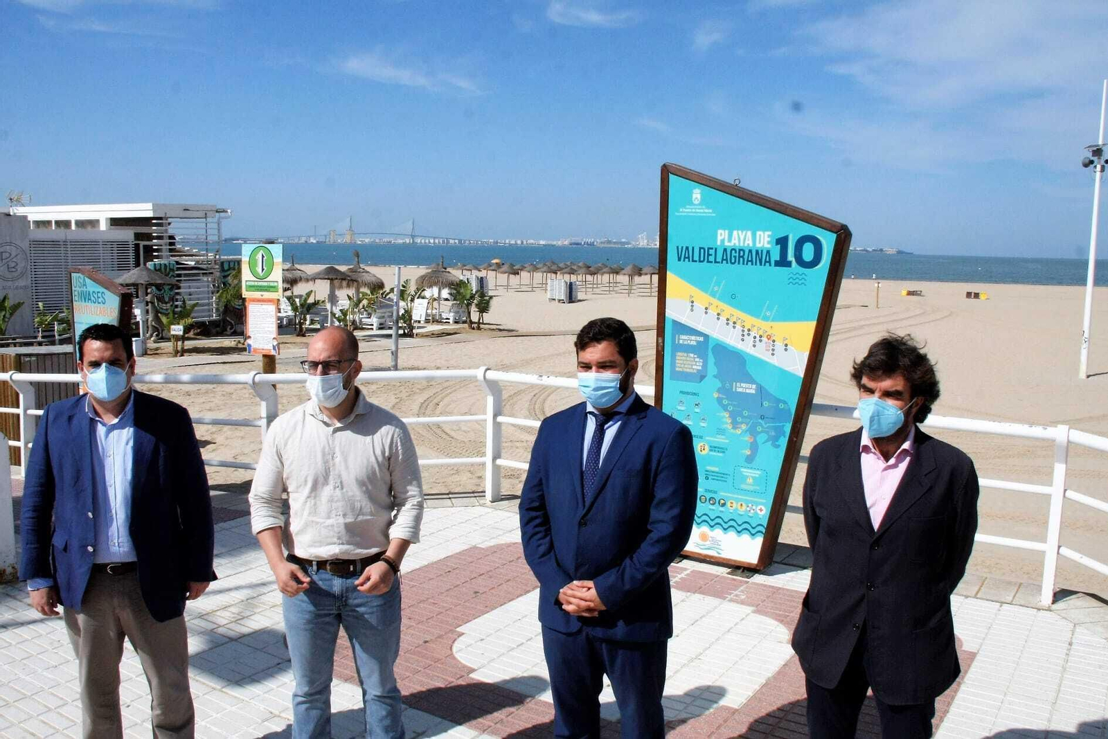 Los representantes municipales y el delegado de Turismo, durante la presentación de la temporada de verano.