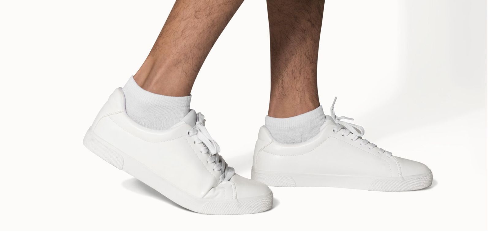 Ni lavadora ni toallitas: el truco estrella para dejar los botines blancos como recién sacados de la tienda