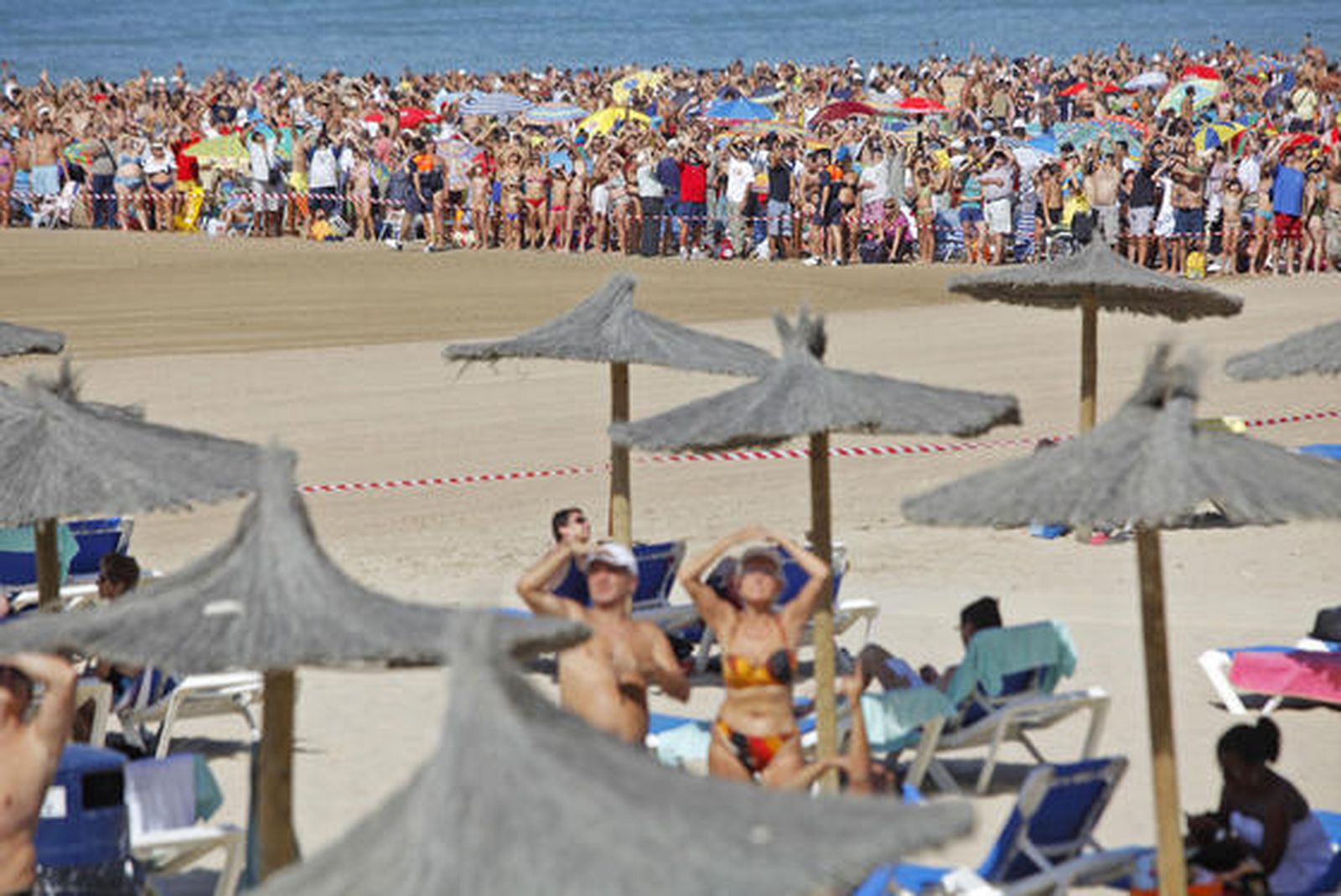 190.000 personas disfrutan del III Festival Aéreo en la playa de la Victoria. /Foto: Jesús Marín