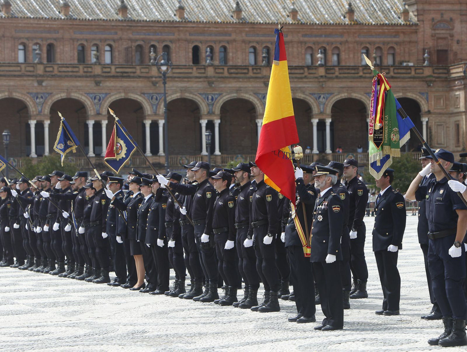 Policías nacionales, durante un acto celebrado en la Plaza de España.