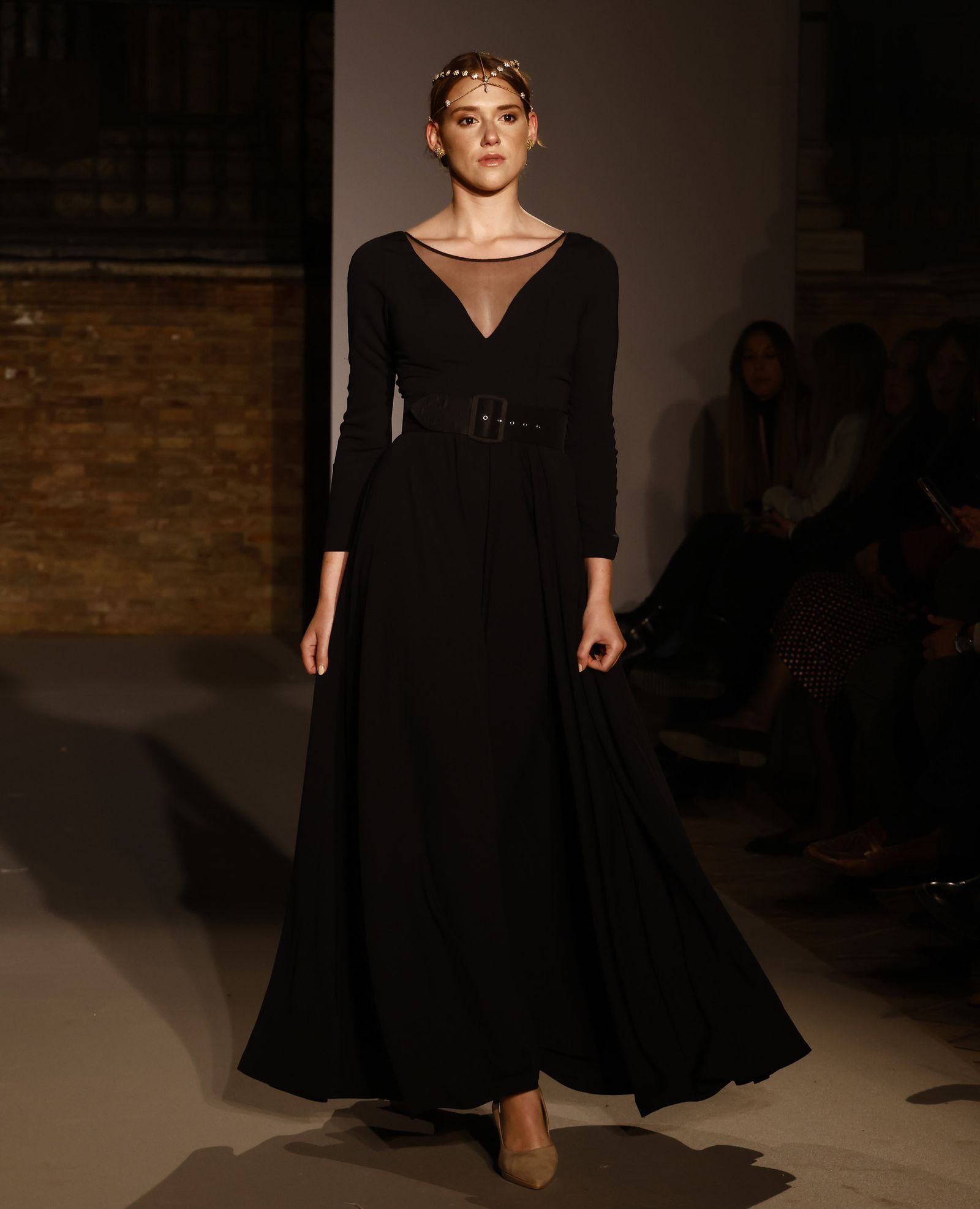 Las tendencias en vestidos de novia e invitada de la pasarela SIQ, en fotos