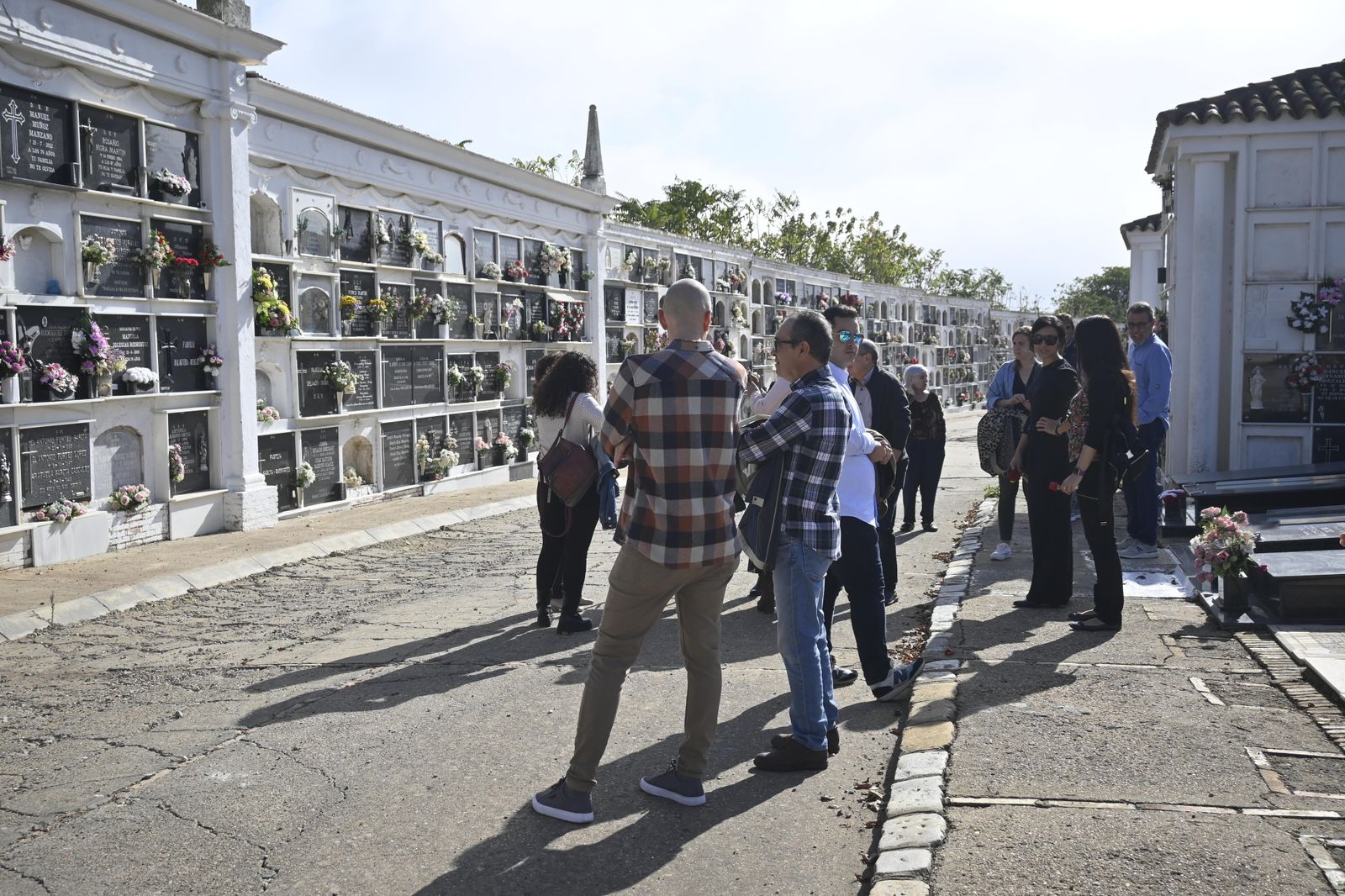 Ambiente en el cementerio de Huelva para el día de todos los Santos.