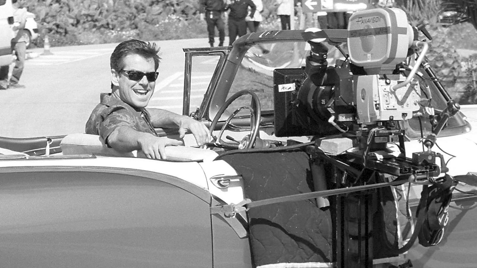 El actor Pierce Brosnan, durante el rodaje de una escena de la película de 007 en la carretera de la playa de Camposoto.