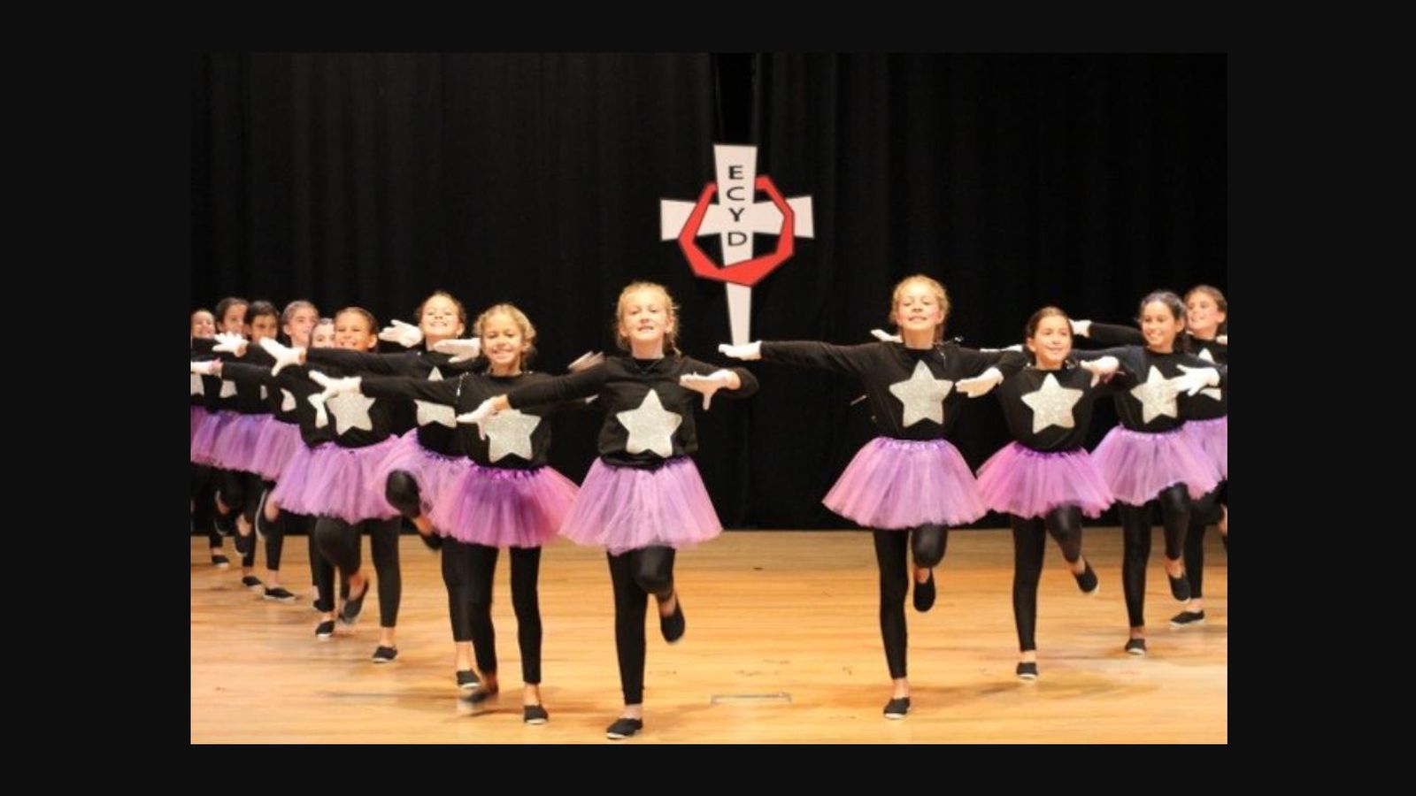 Niñas de diferentes colegios participan en cinco categorías distintas, según la edad.