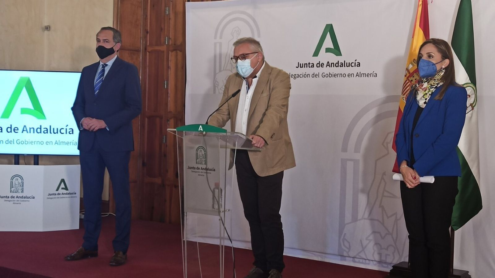 En el centro, el delegado territorial de Empleo, Emilio Ortiz