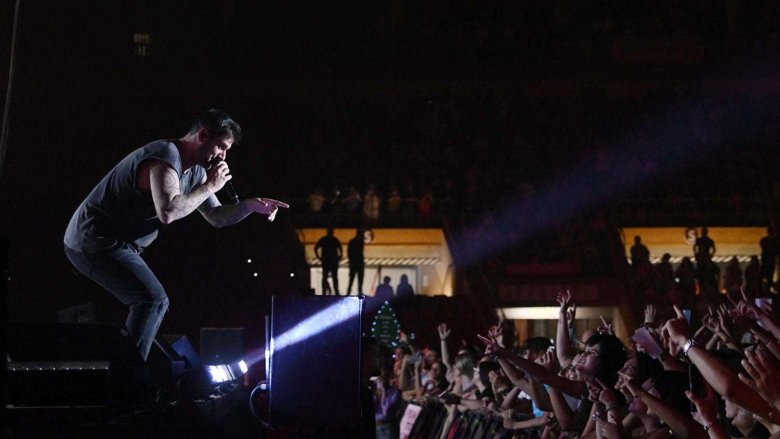 Melendi le canta a su público