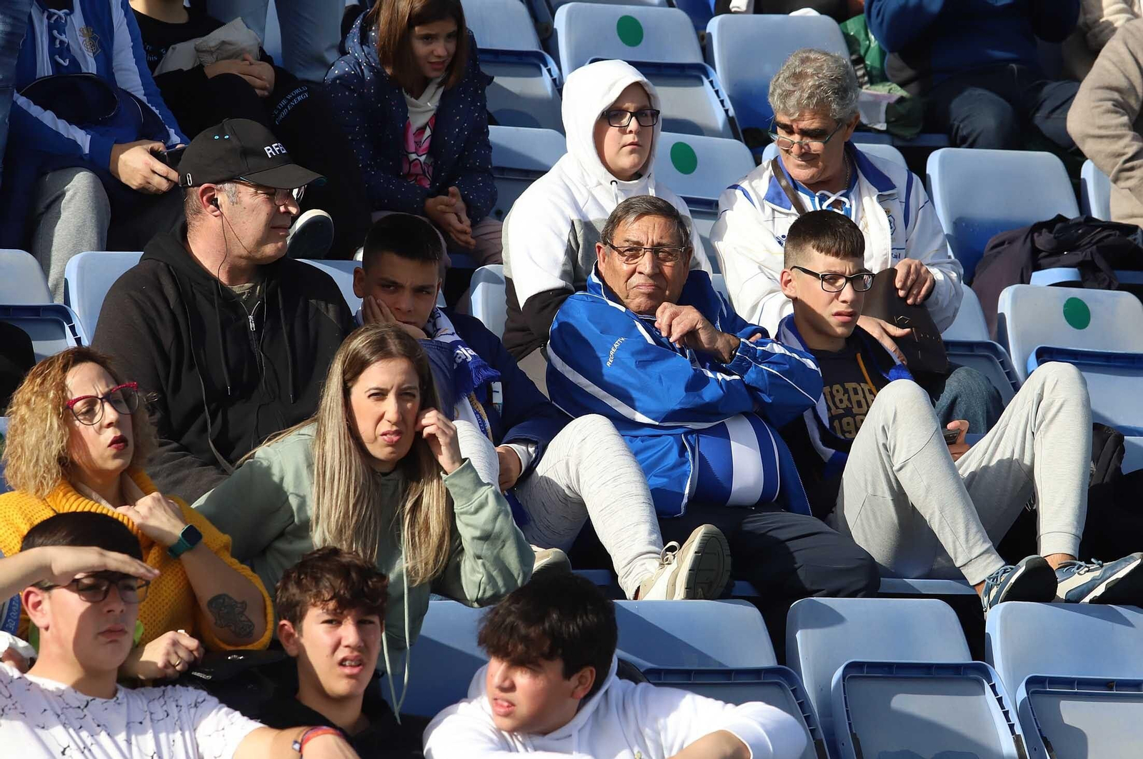 Imágenes del ambiente en las gradas del Nuevo Colombino durante el Recre-Vélez