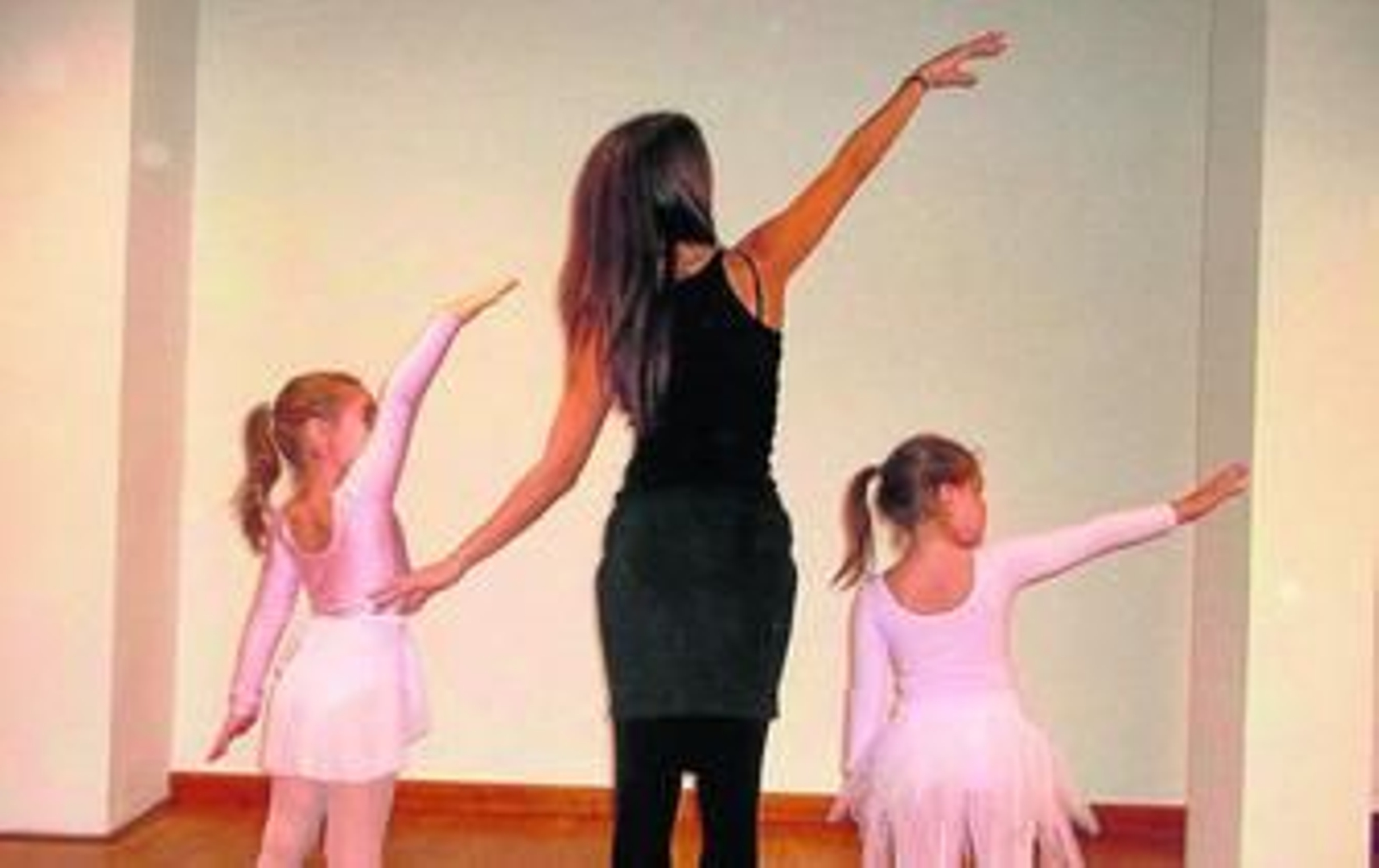 La profesora Cristina Martín imparte danza clásica a sus jóvenes alumnas.