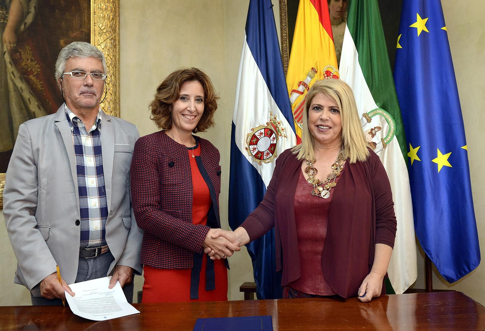 Marta Bausá Crespo, junto a Mamen Sánchez y Juan Carlos Utrera.
