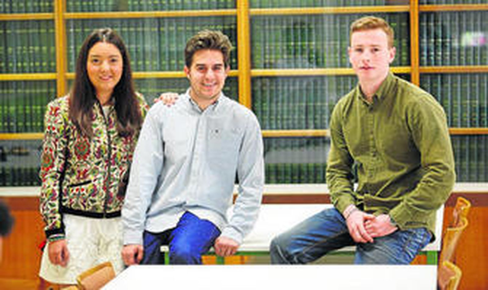 Marta Campos, Manuel Burgos y Taras Fredyna, tres de los alumnos que han participado en el proyecto, en la biblioteca de Económicas.