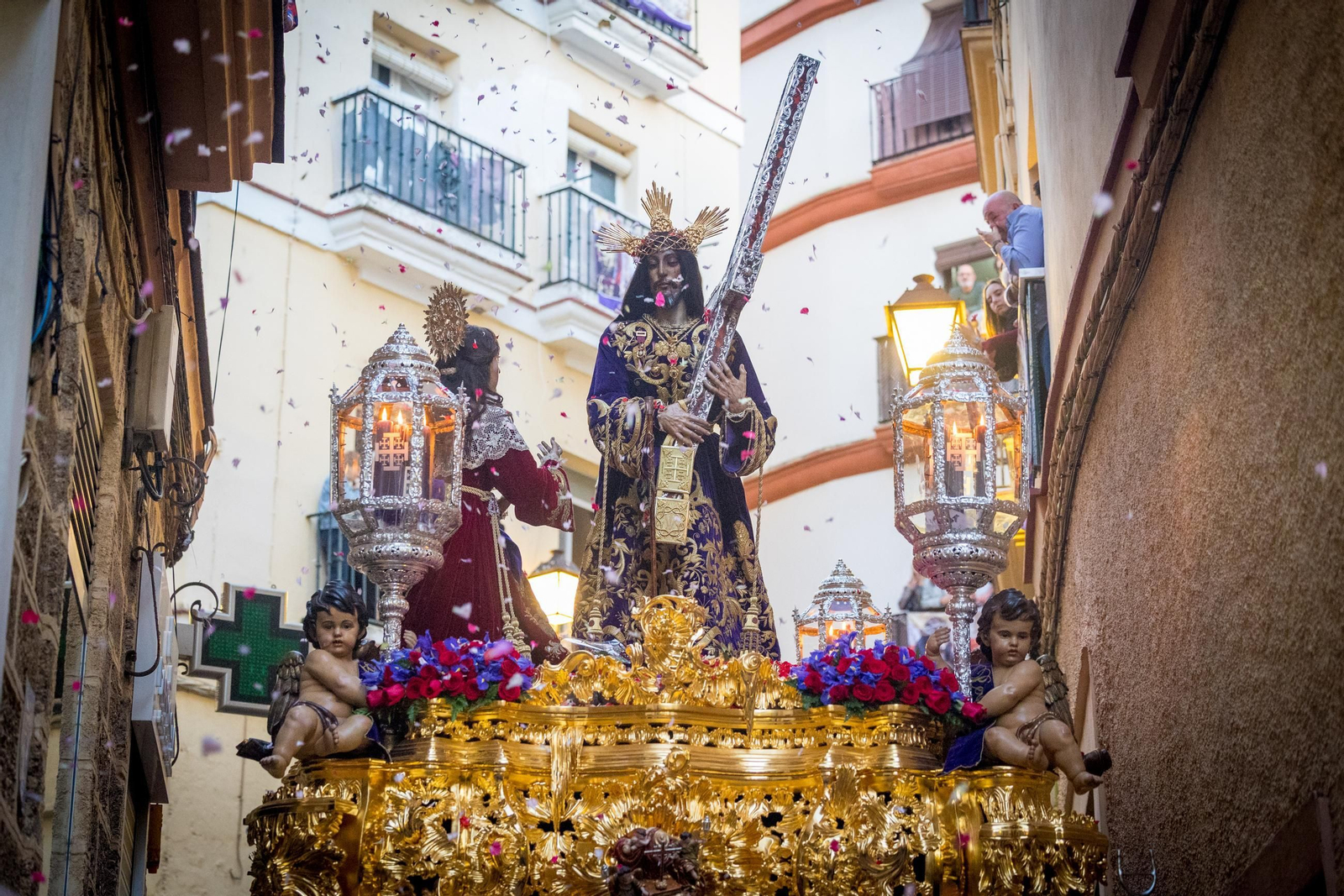 Imágenes de la salida del Nazareno en la Semana Santa de Cádiz 2025