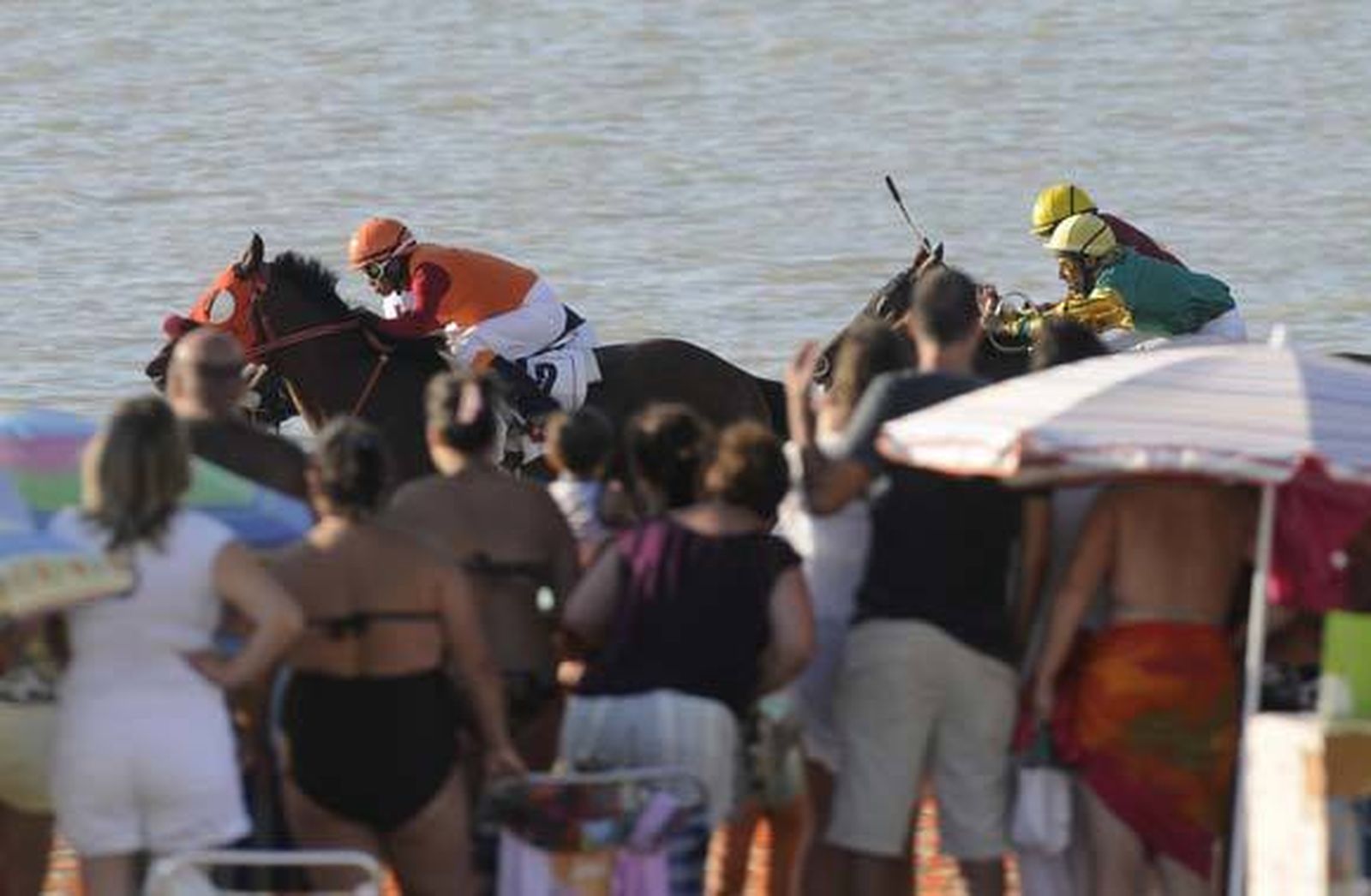 Los bañistas disfrutan de las carreras  Foto: Gema Amil