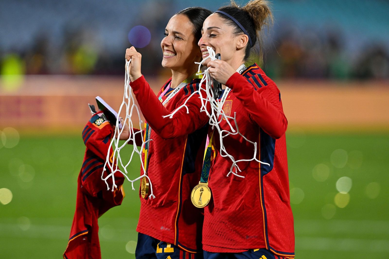 Esther González junto a Zornoza con un trozo de la red de la portería y su medalla de oro.