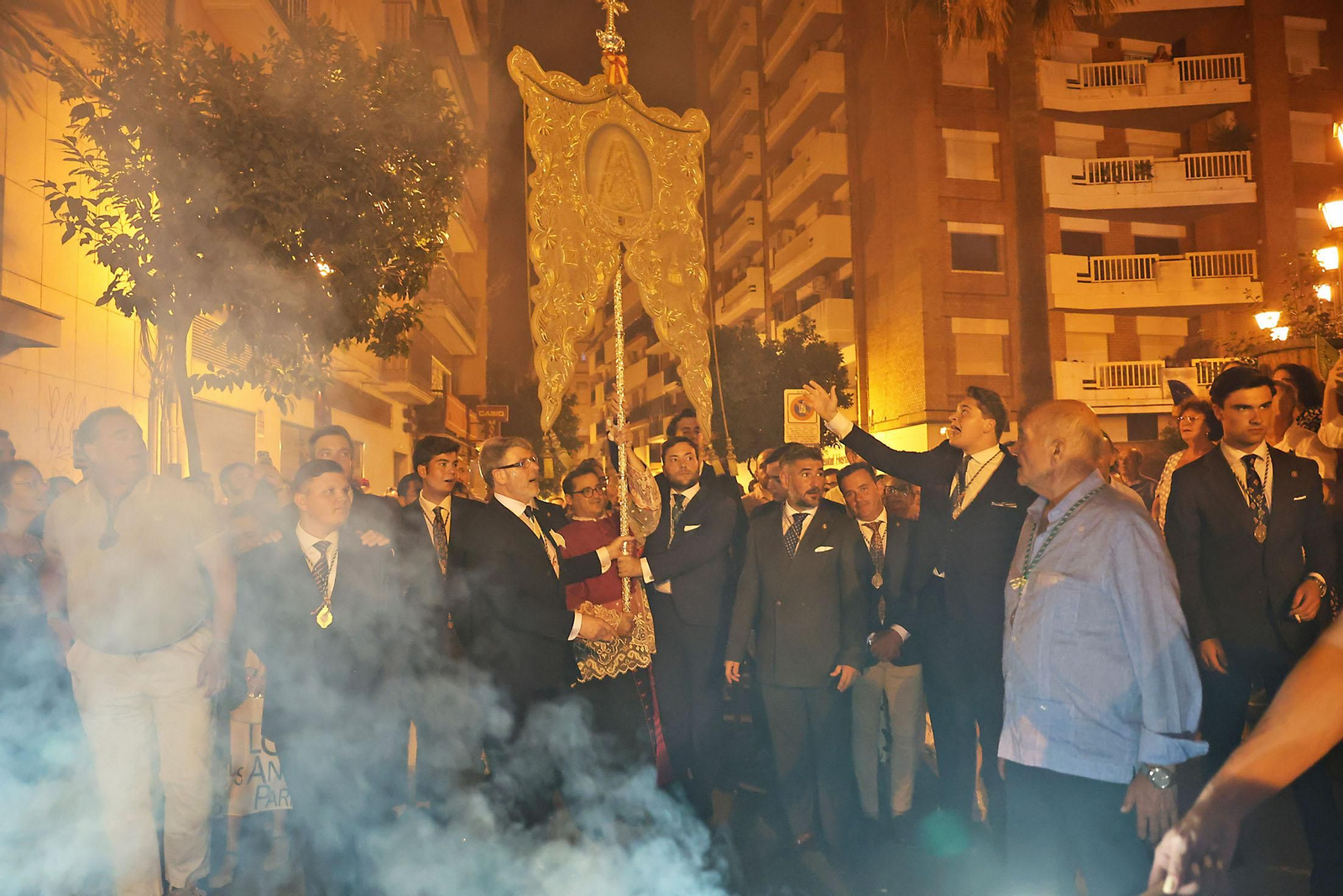 Imágenes del regreso de las hermandades a Emigrantes al finalizar el Rosario Jubilar rociero