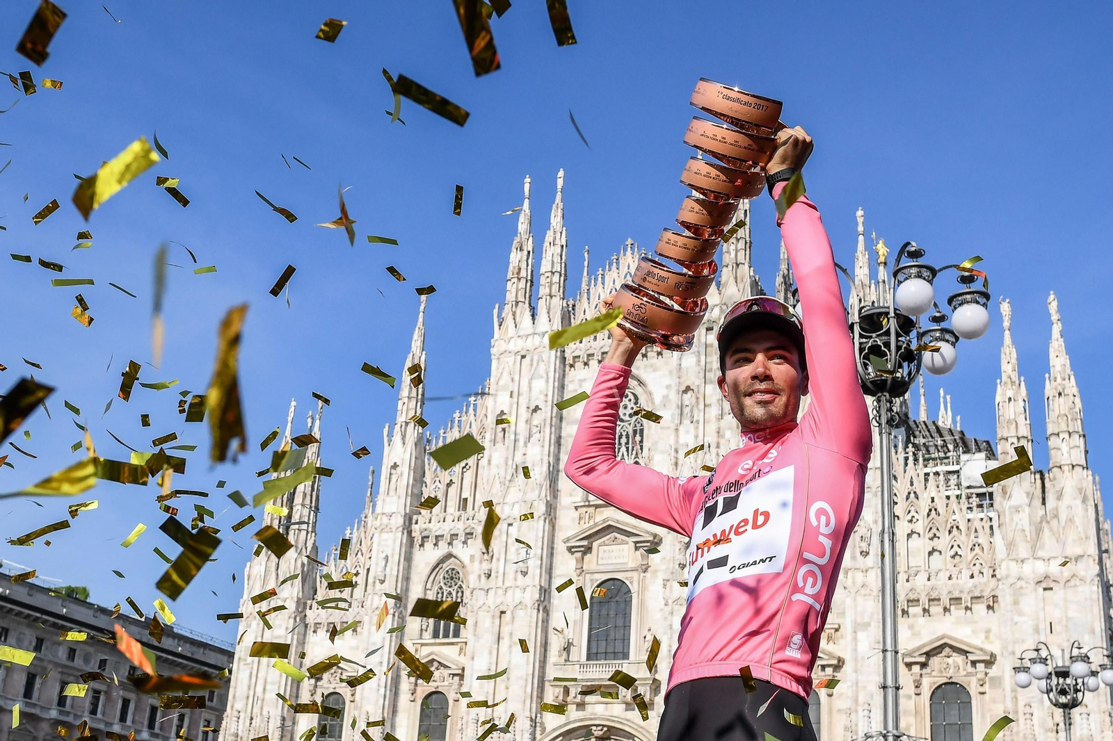 Dumoulin alza el trofeo ante la catedral de Milán.