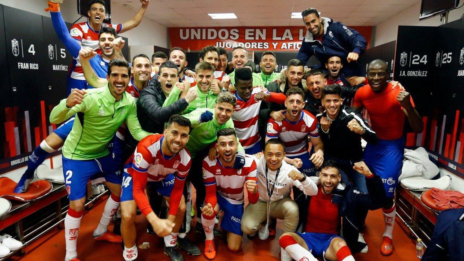 Foto de los jugadores en el vestuario tras el triunfo ante el Málaga con Adri gritando.