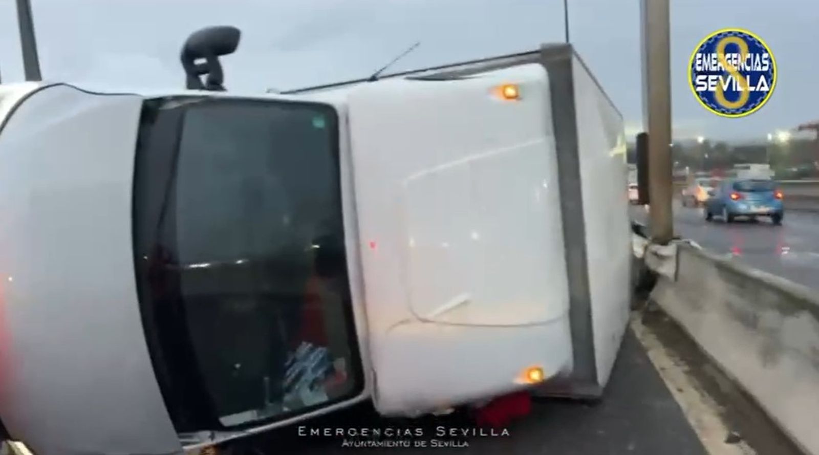 Un camión vuelca en el puente del Centenario