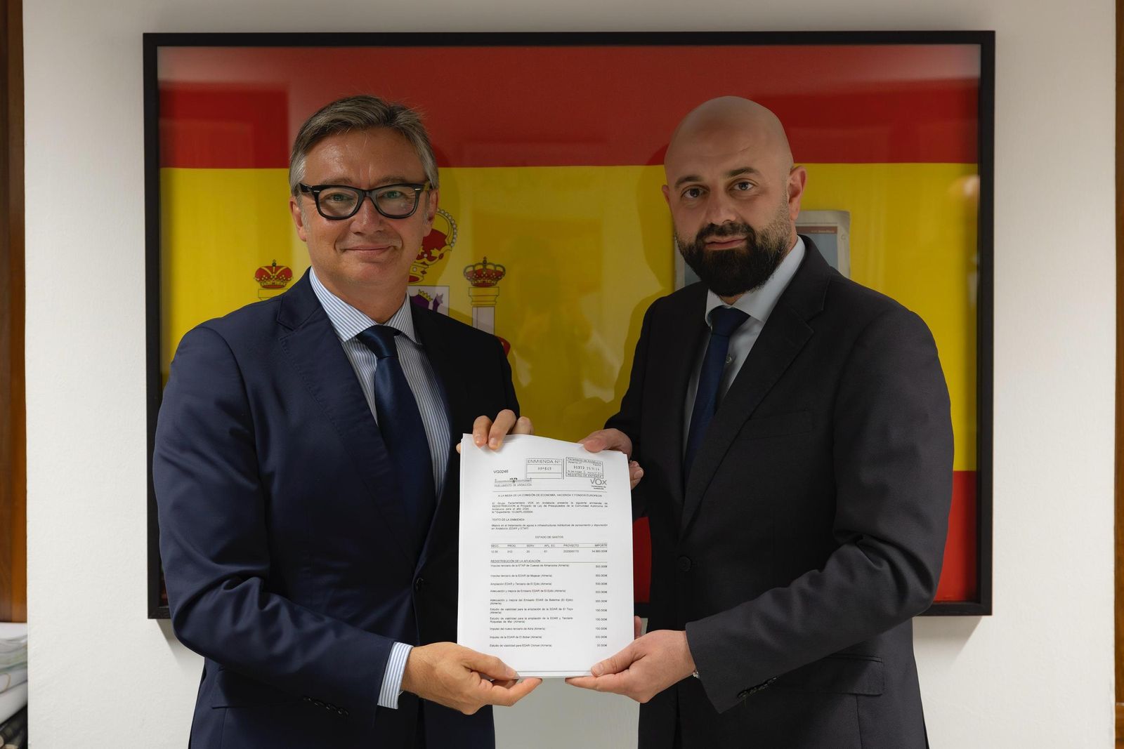 Responsables de VOX de Almería con las enmiendas a los presupuestos.