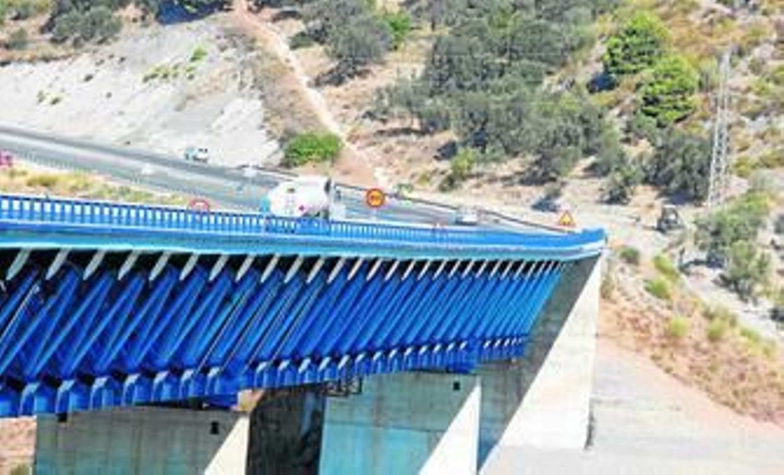 El problema está en la parte que une el viaducto con el terreno.