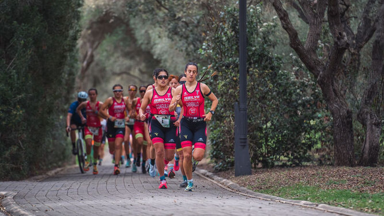 Marina Caraballo, ganadora final, encabeza la prueba en el segmento a pie por El Alamillo..