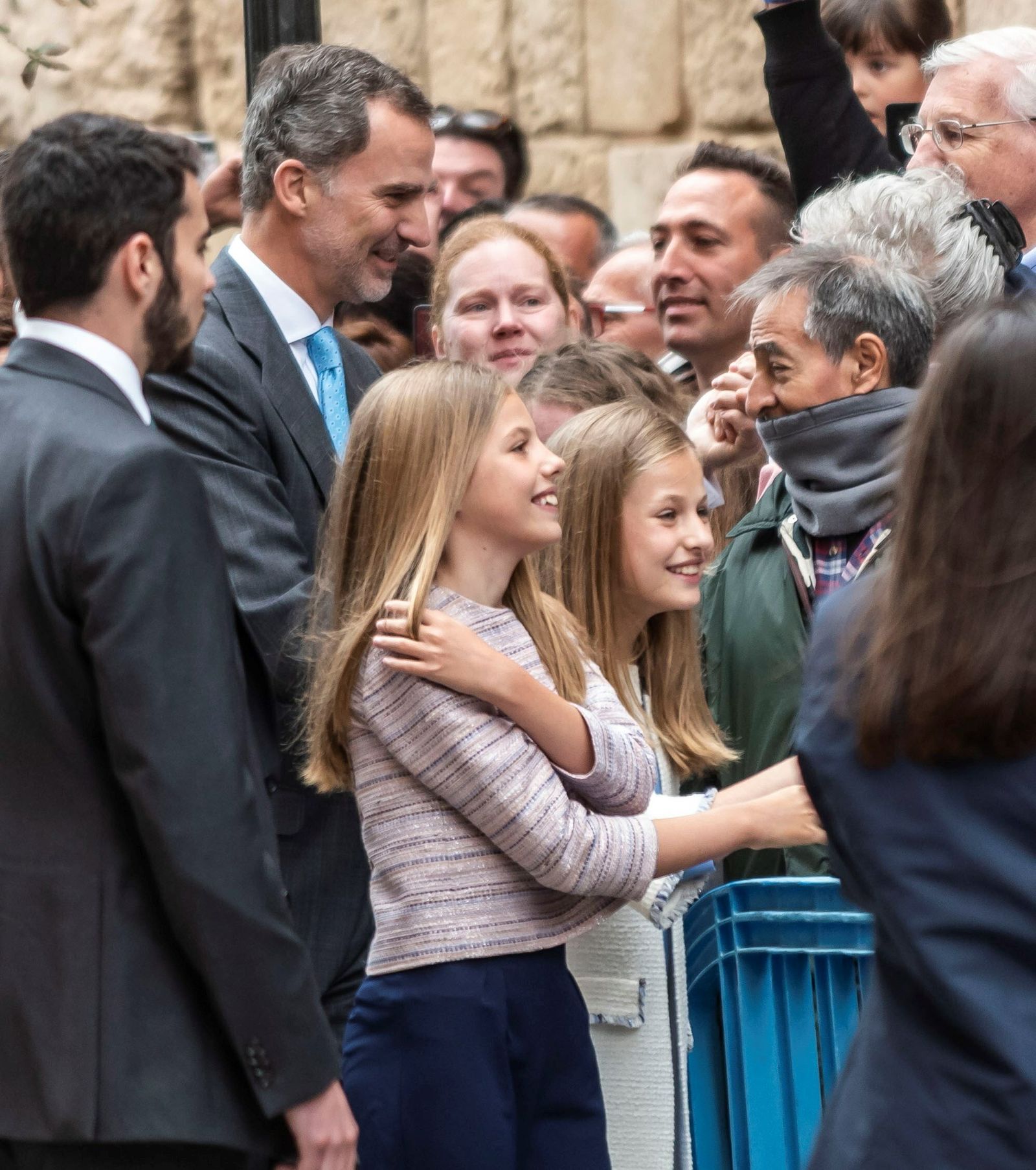 El Rey y sus hijas saludaron a los presentes en la explanada de la seo mallorquina