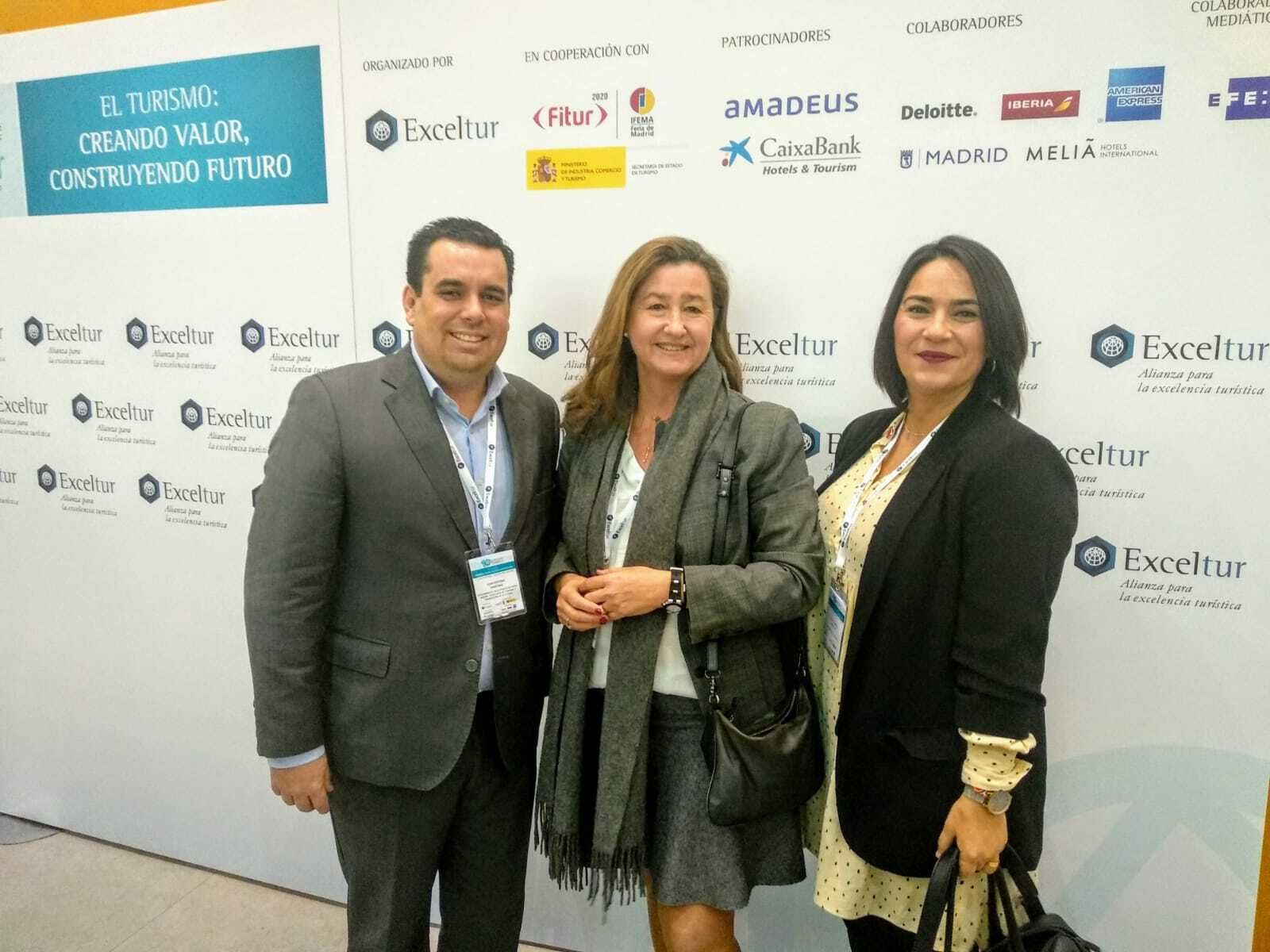 El concejal de Turismo, Curro Martínez, junto  a la directora del hotel duques de Medinaceli  y María del Carmen Martínez.