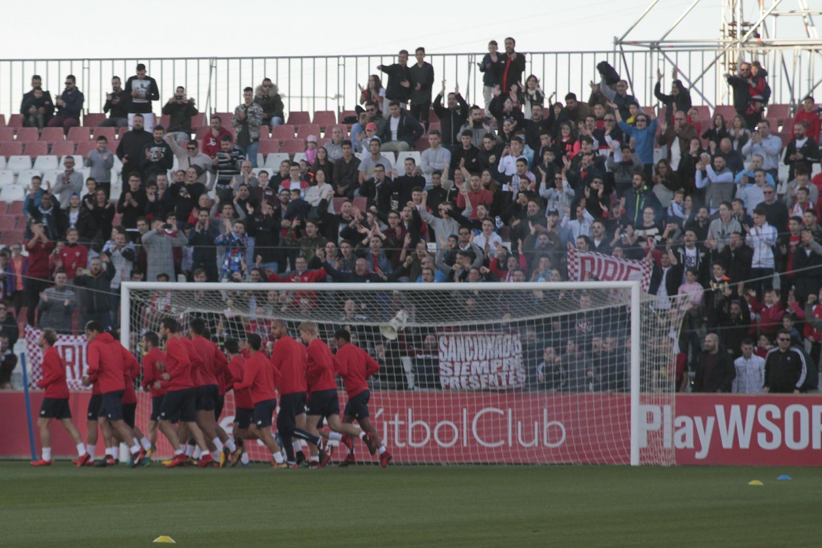 El entrenamiento del Sevilla a puerta abierta