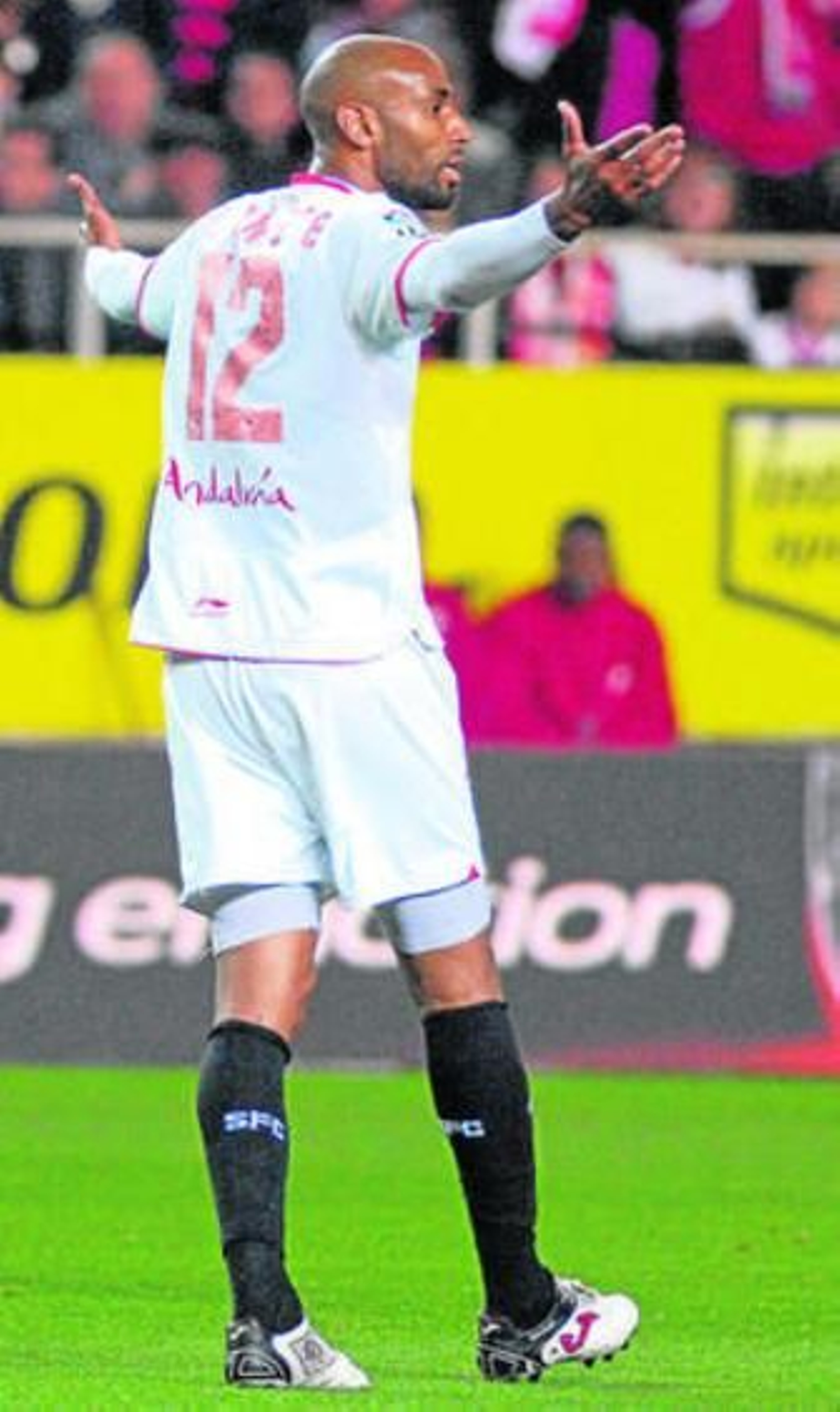 Kanoute realiza un clásico gesto en el último partido.