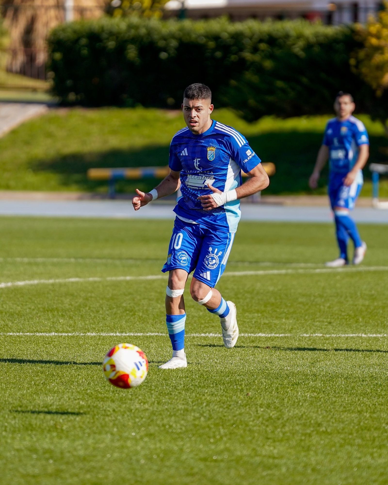 Charaf conduce el balón en un lance del encuentro.