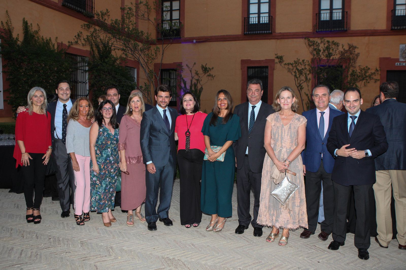 El portavoz municipal del Grupo Popular, Beltrán Pérez, y la presidenta del PP de Sevilla, Virginia Pérez, ambos en el centro, con Patricia del Pozo, los concejales José Luis García y Carmen Ríos, la edil loreña María Luisa Cava, los ediles Jaime Ruiz, Amidea Navarro, Evelia Rincón, Ignacio Flores y María del Mar Sánchez Estrella, el diputado autonómico Juan Bueno y el edil Rafael Belmonte.