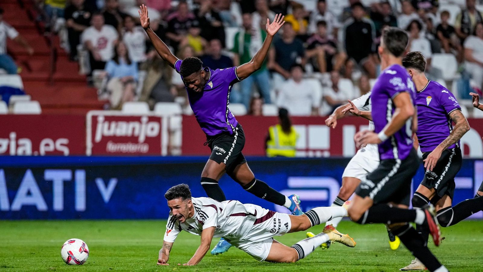 Marvel derriba a Quiles en la jugada del penalti en el Albacete - Córdoba CF.