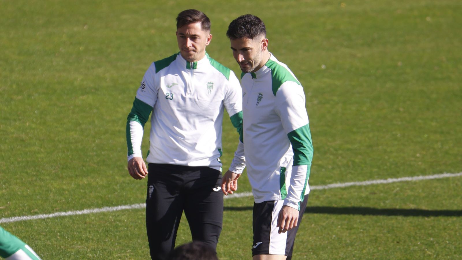 Carlos Albarrán, junto a Carracedo, en el entrenamiento del Córdoba CF de este jueves.