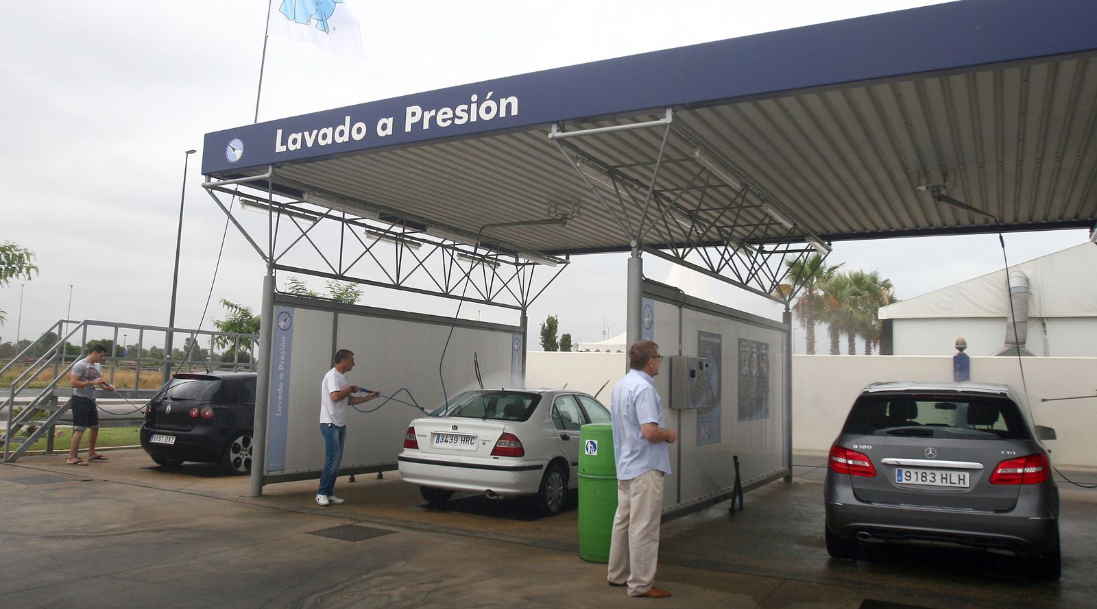 Lavado de coches en el  Elefante  Azul.