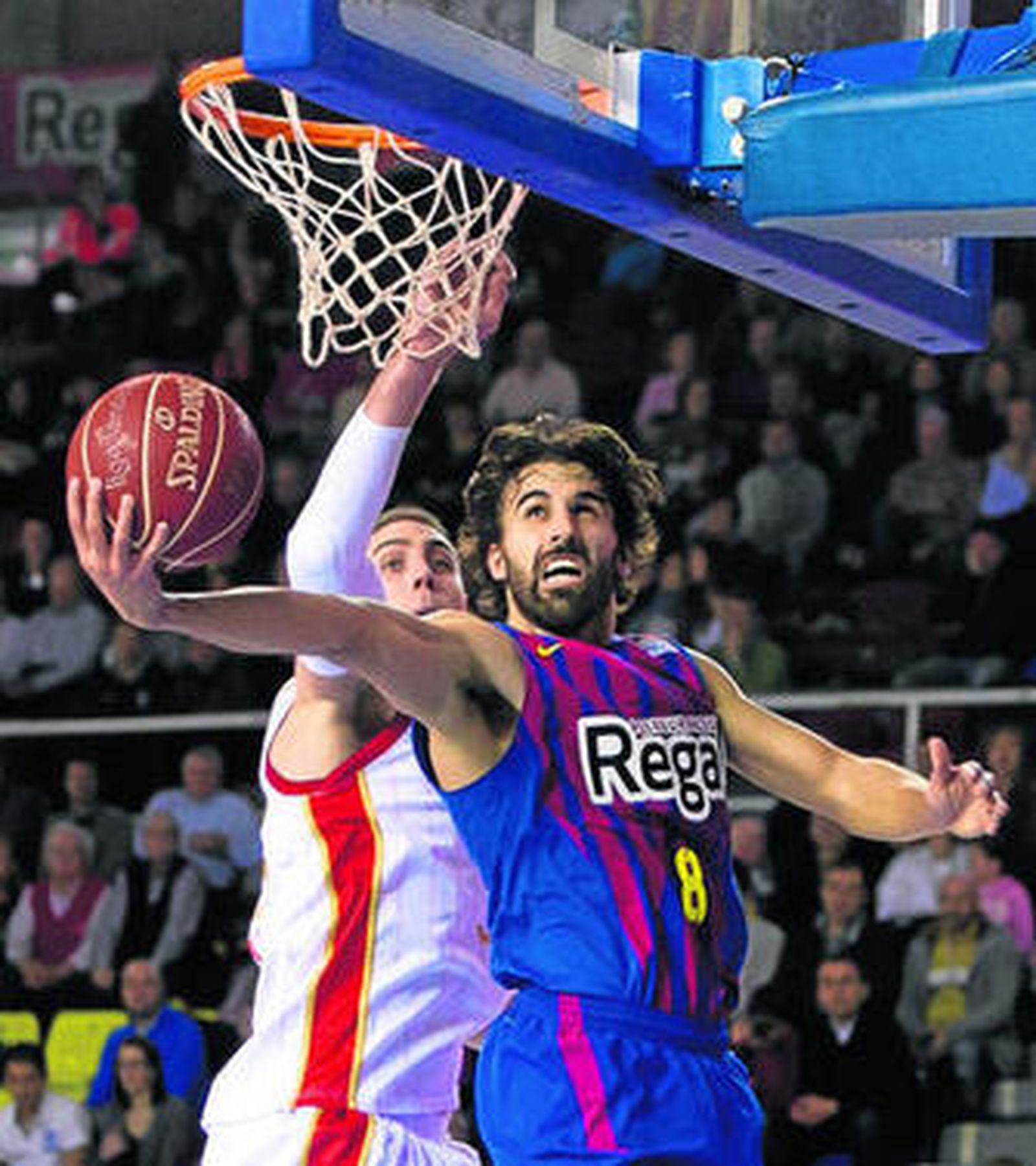 Sada intenta anotar a aro pasado ante Pablo Aguilar