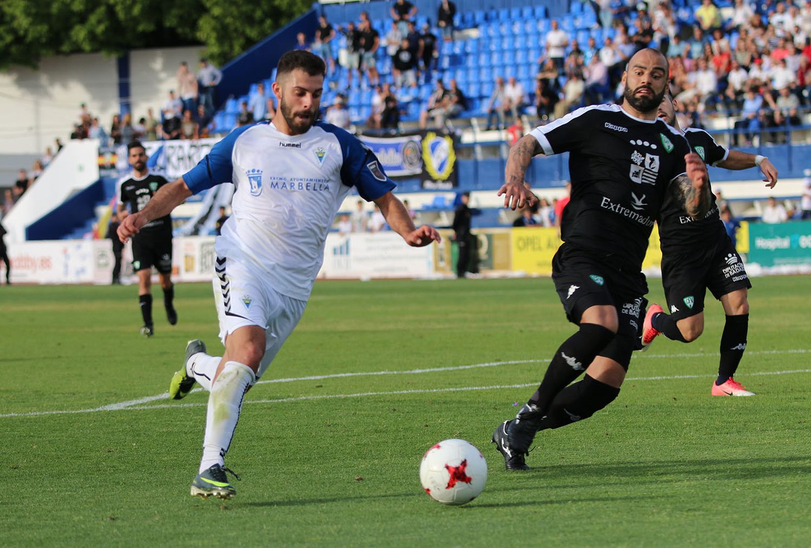 Luis Rioja, a la izquierda, en un partido con la elástica del Marbella FC