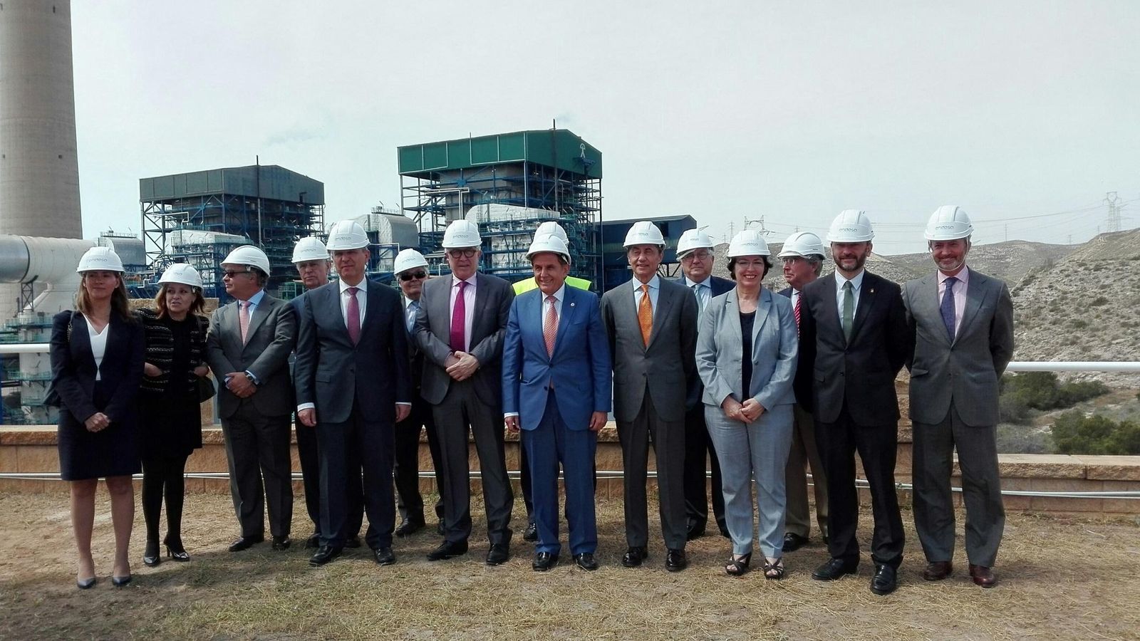 El consejero de Empleo, José Sánchez Maldonado, en su visita a la planta de generación eléctrica de Endesa en Carboneras