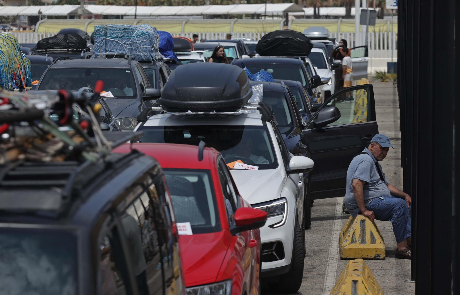Viajeros esperando en el Puerto de Algeciras para embarcar, el pasado sábado, en el marco de la OPE