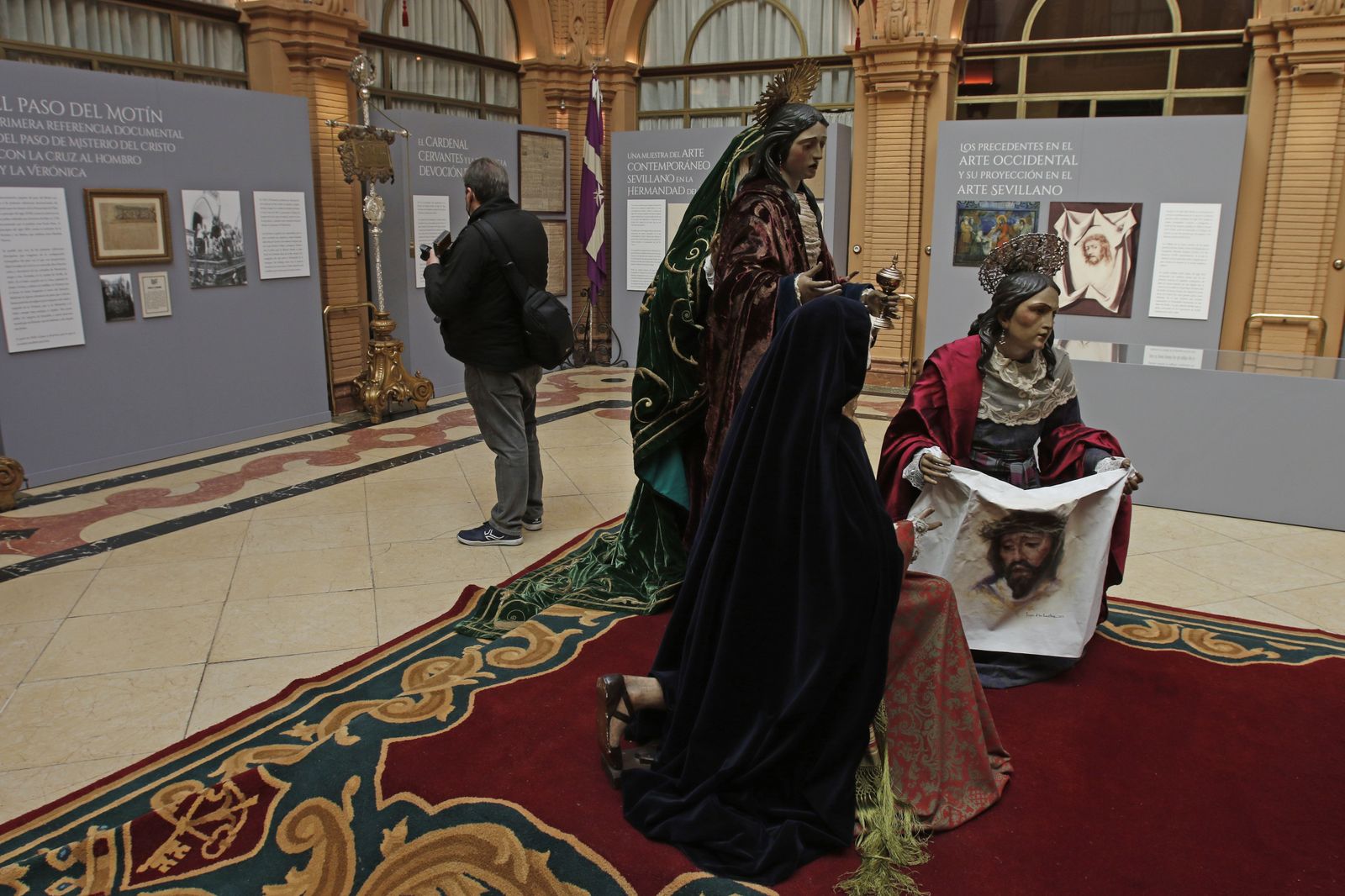 Exposición de la Hermandad del Valle y presentación del paño de la Verónica