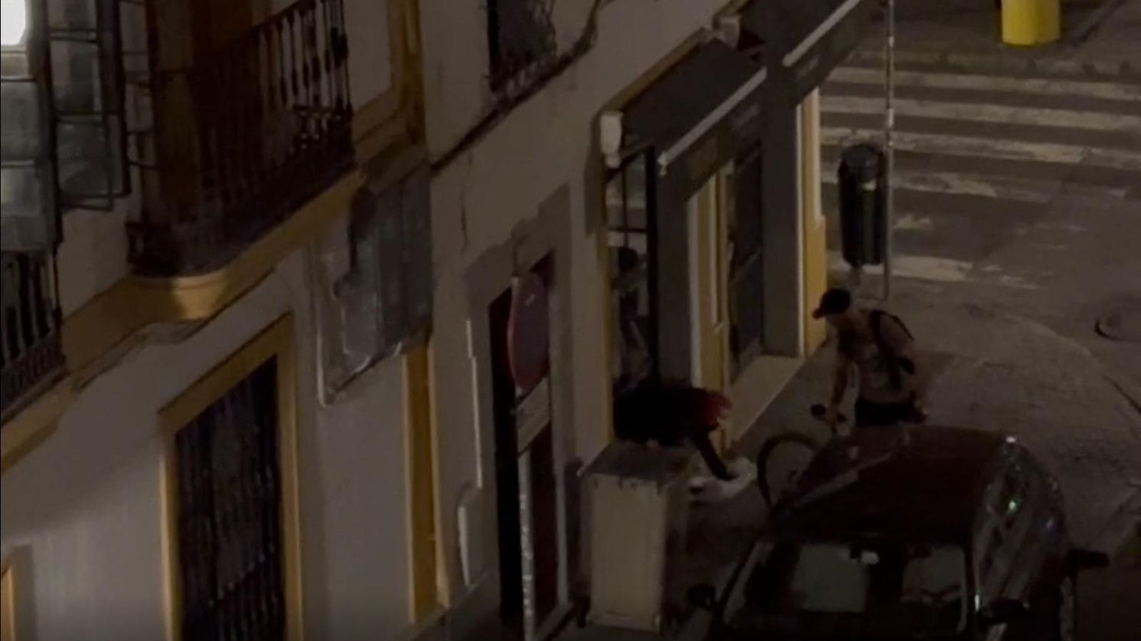 Los ladrones que robaron en el restaurante Taplato de San Lorenzo.