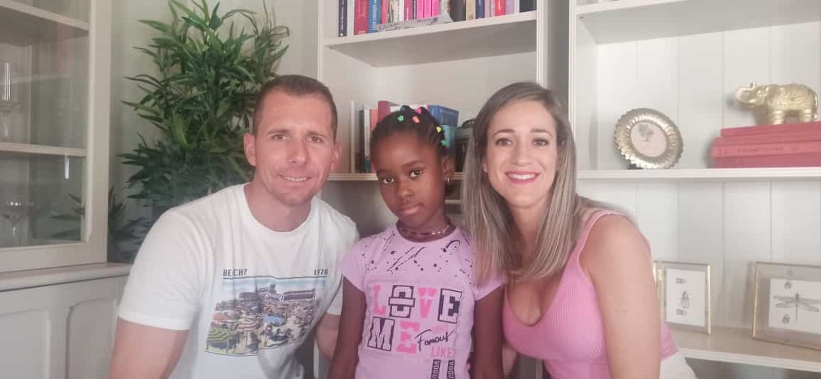 Alia (en el centro, junto a Pedro y Sara en la que es su casa de acogida.