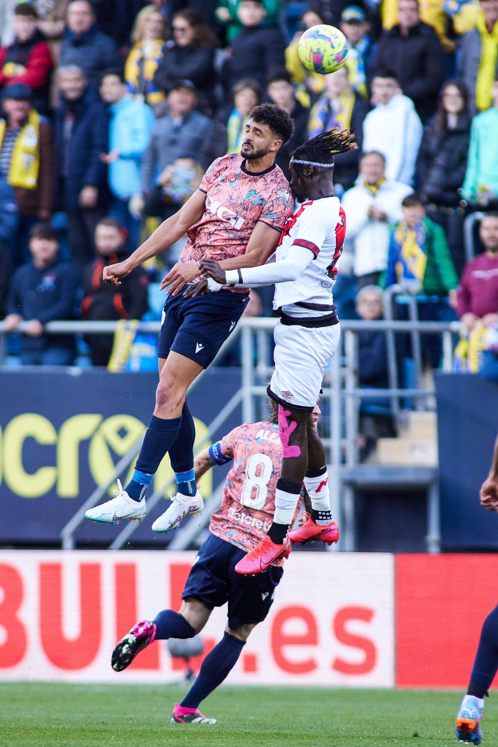 Pathe Ciss salta de cabeza con un rival cadista.